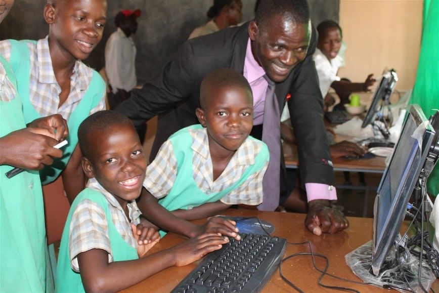 Children benefit from E-learning centre in Zimbabwe | World Vision